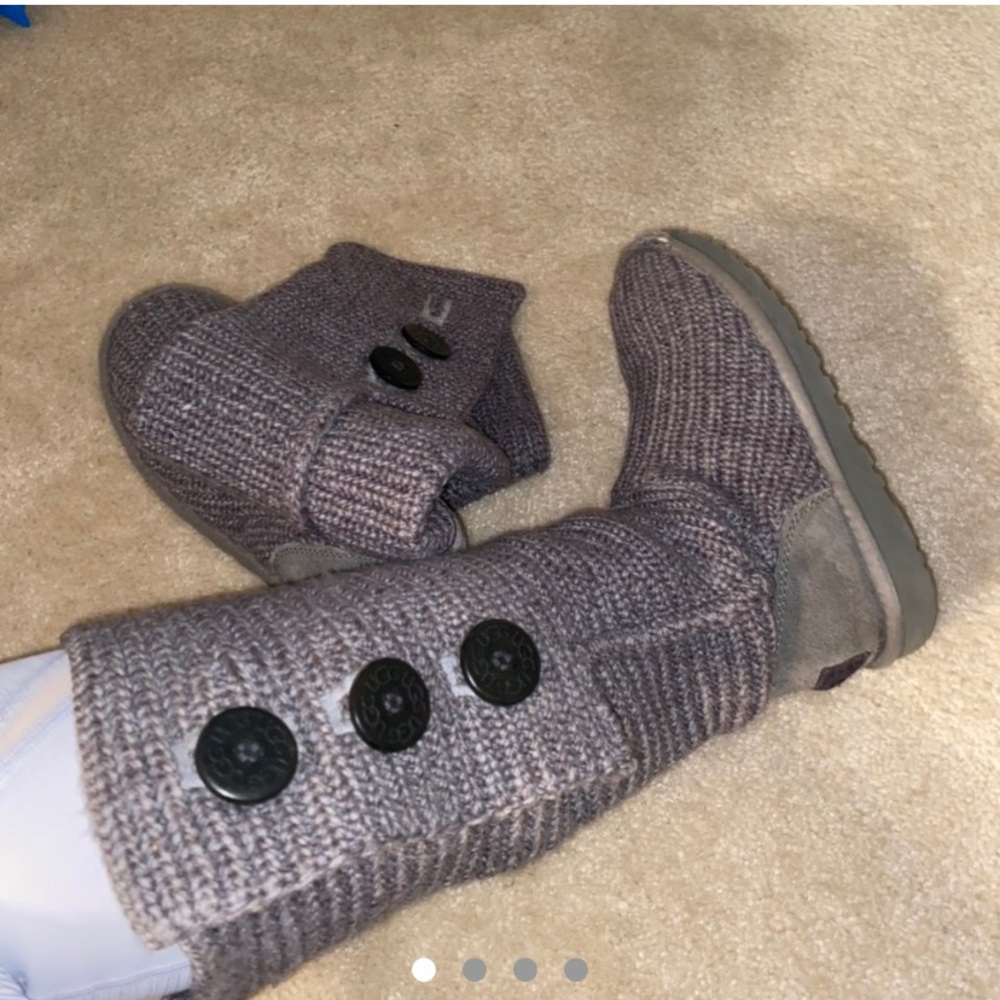 Grey yarn ugg boots with black buttons